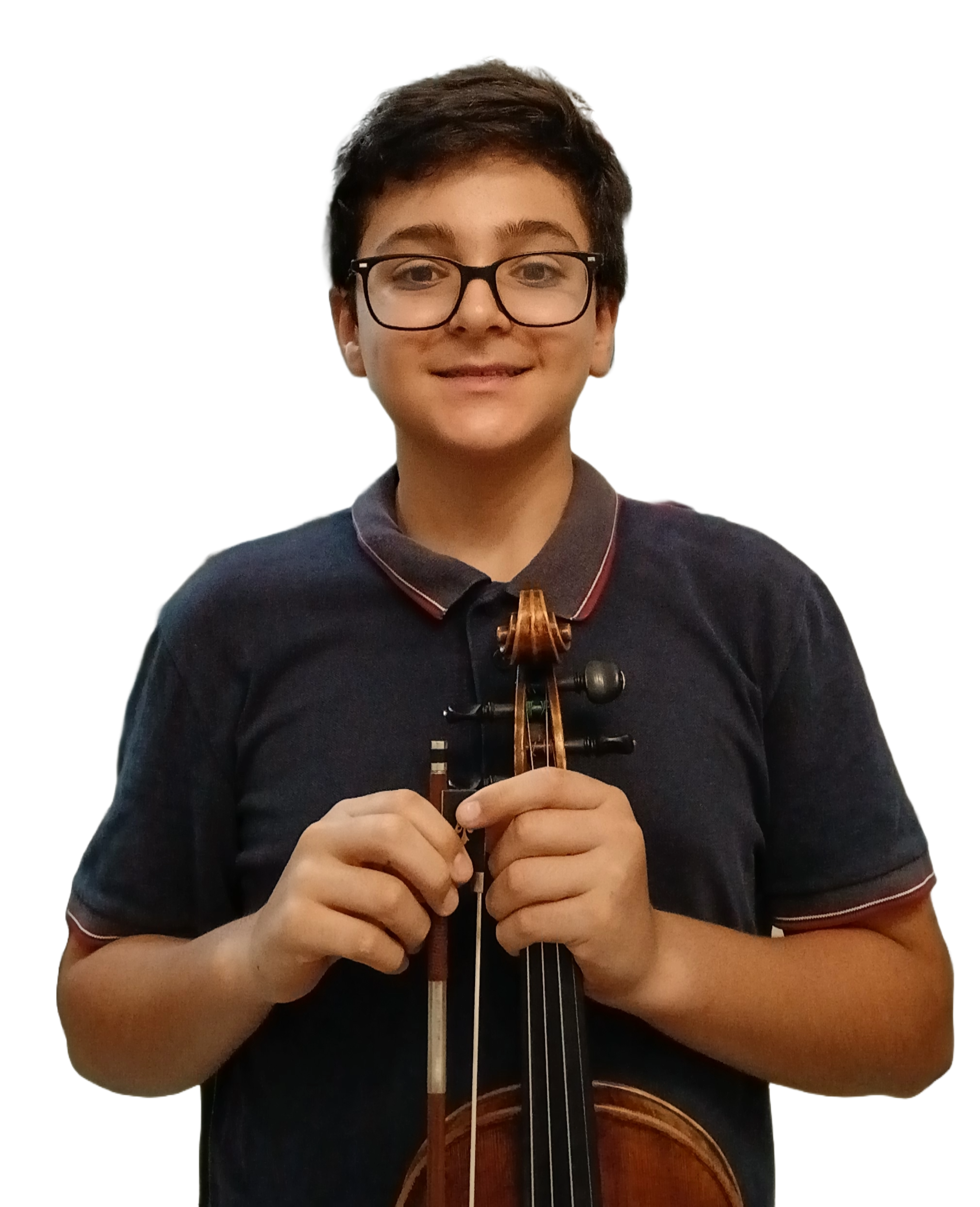 Foto de João Marcos Simon Paulini segurando seu violino.
